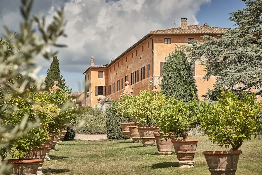 CheChic! - Destination wedding Italy - Wedding in Tuscany at Villa di Catignano 00001 Villa Catignano is a romantic 17th‑century Tuscan villa and wedding estate set amid rolling vineyards, olive groves and manicured Italian gardens near Siena in the heart of the Chianti Classico region.