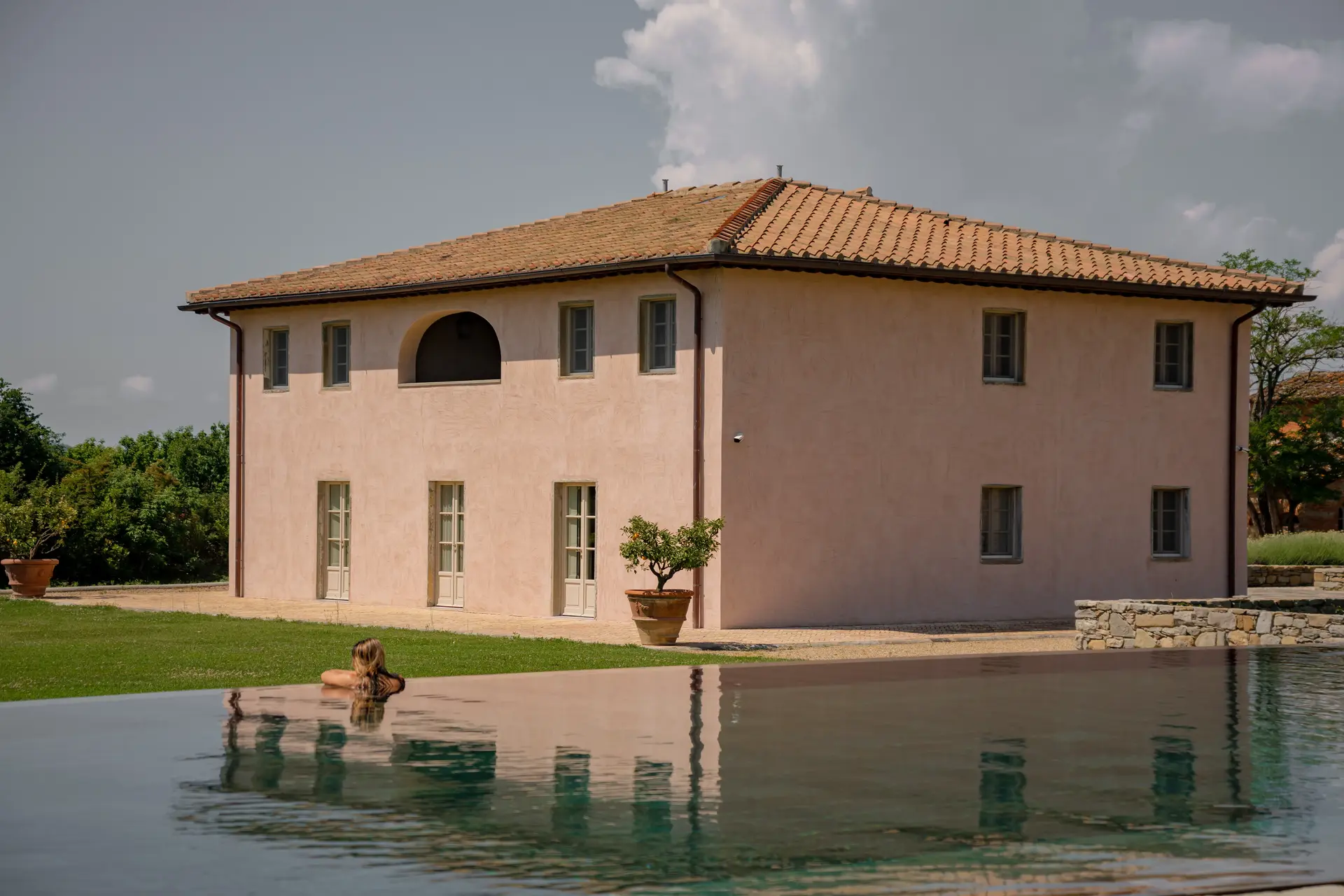 The pool of Il Borro Chateaux and Relais