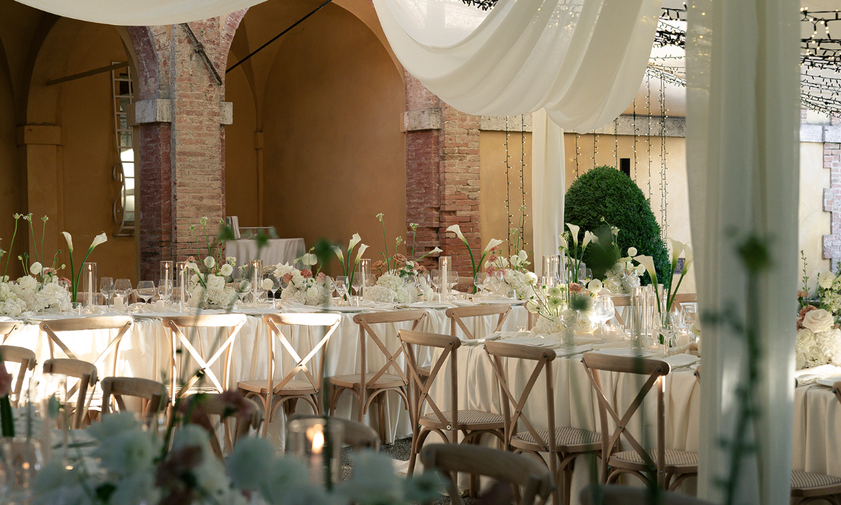 Refined wedding setup at Villa La Foce: wedding estate set high above the UNESCO-listed Val d’Orcia in southern Tuscany.