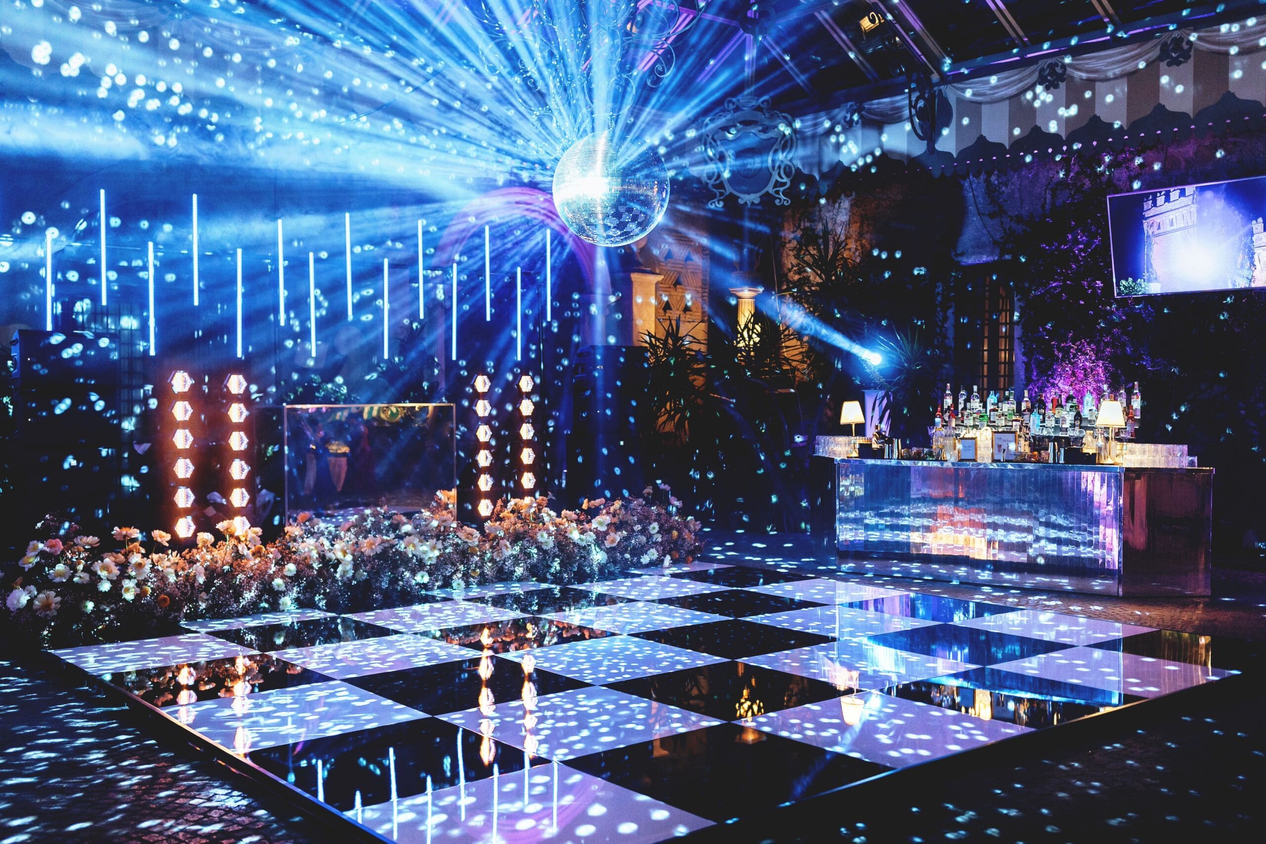 A wedding party with strobo-lights in Castello di Torcrescenza, wedding venue in Rome