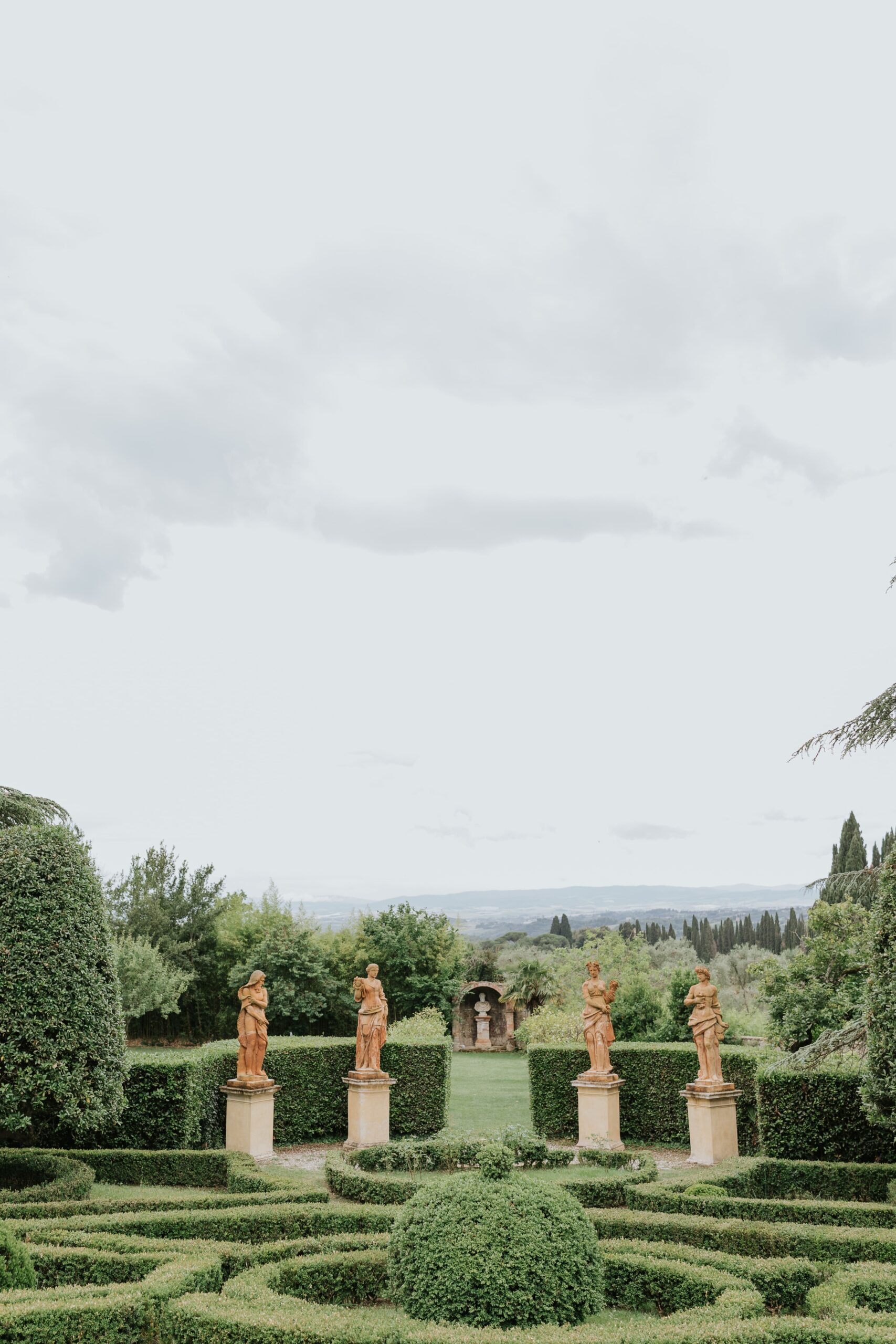 The elegant garden in a Tuscan wedding