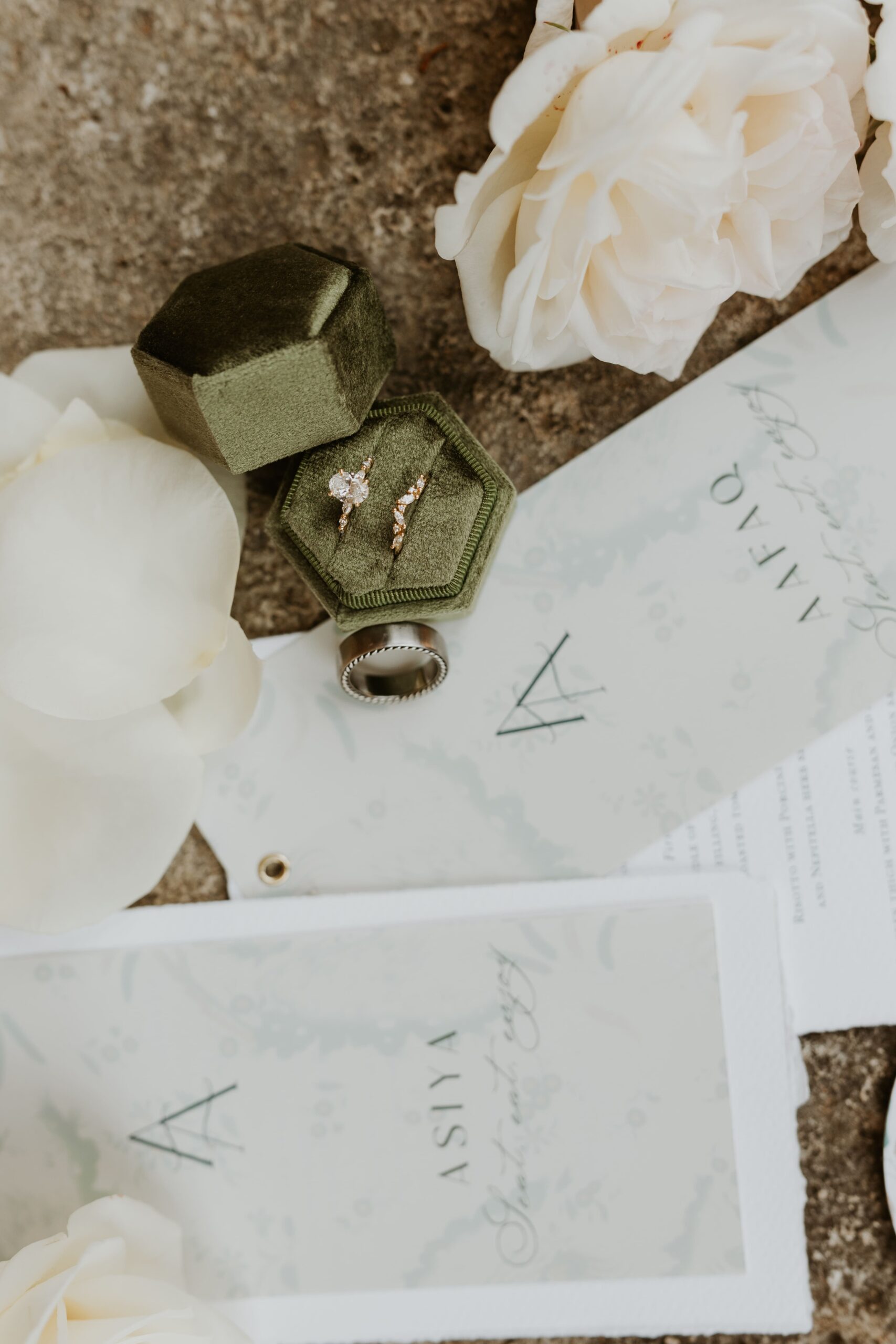 Wedding rings and guests invite cards