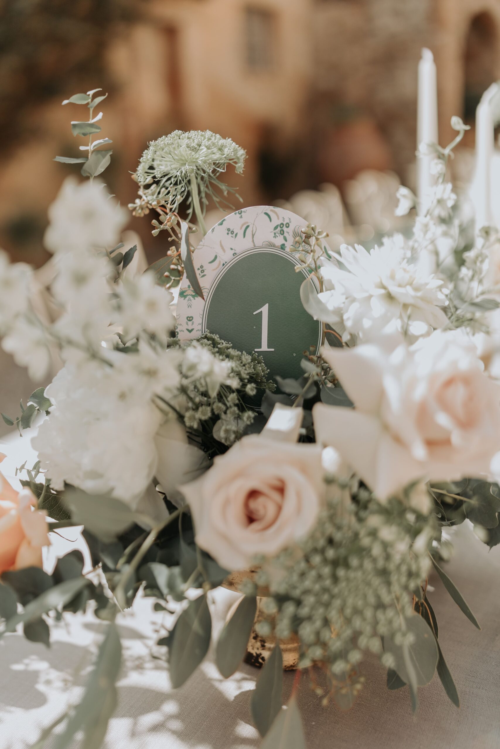 Refined centerpiece with roses
