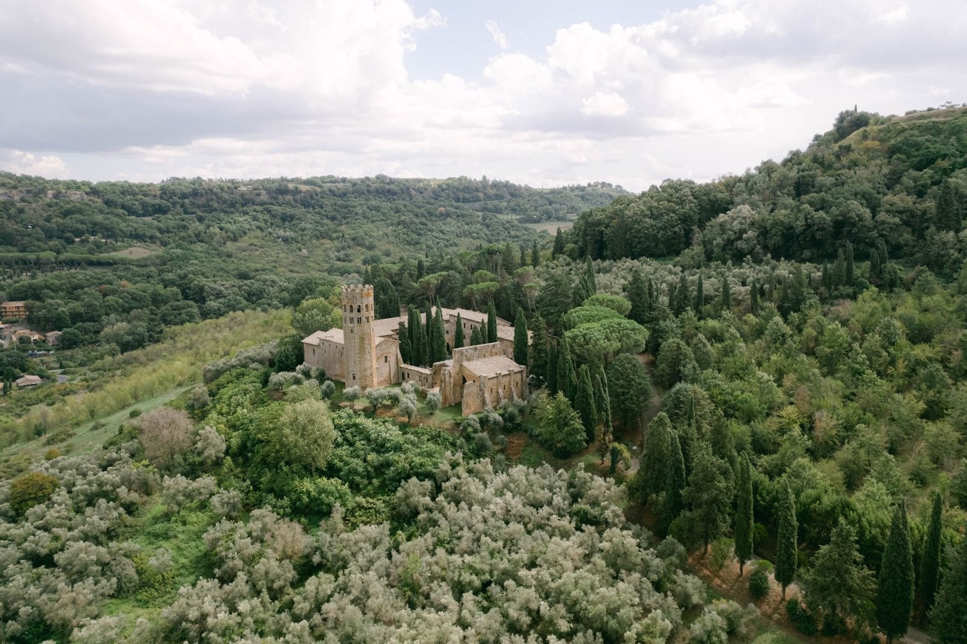 CheChic - Destination wedding Italy - La Badia di Orvieto - Umbria 1 La Badia di Orvieto is a stunning historic wedding location set in a beautifully restored 12th‑century Benedictine abbey in Umbria