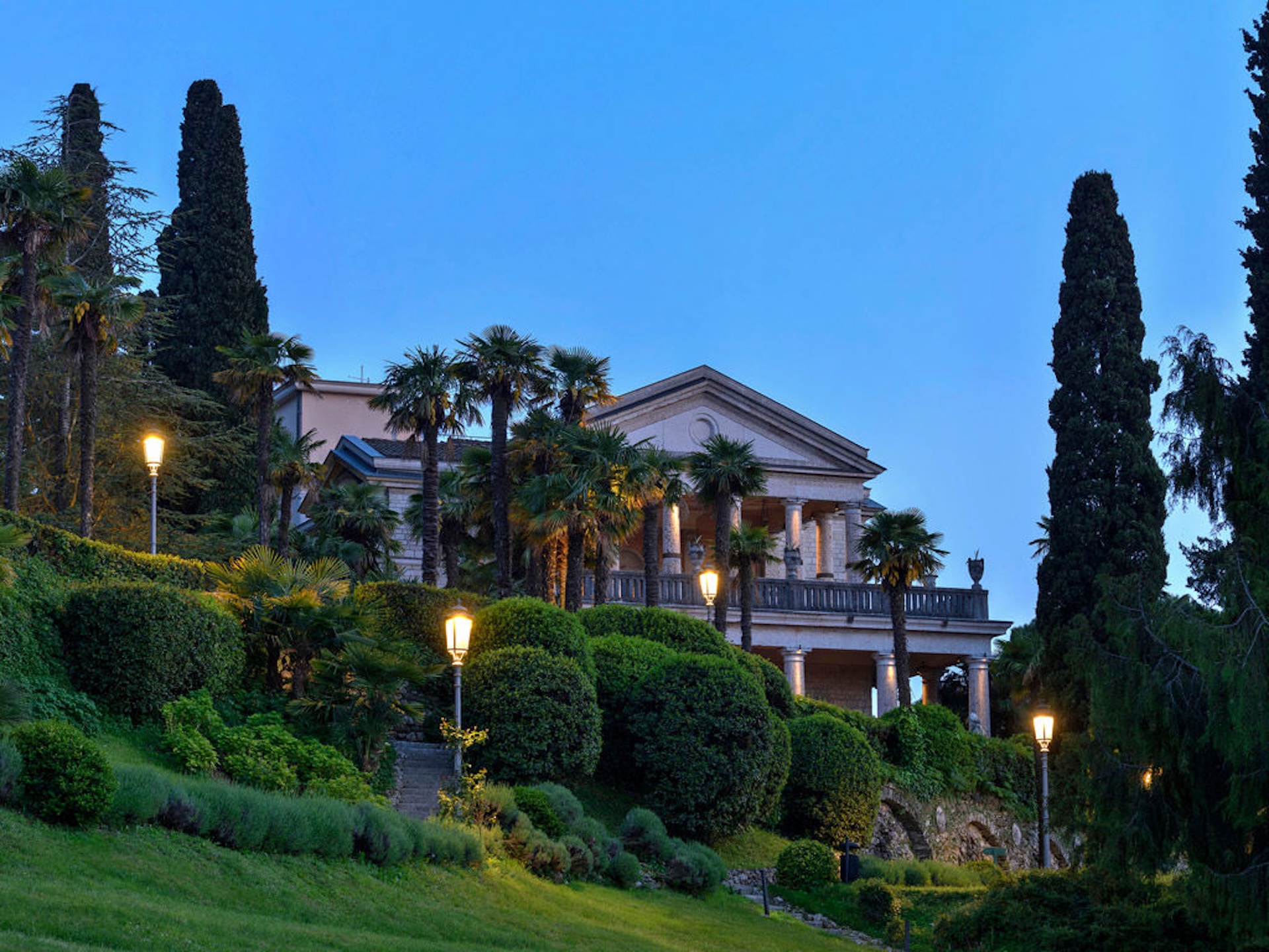 CheChic - Destination wedding Italy - Villa Cortine - Lake Garda18 Image